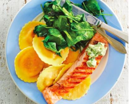 Gegrilde zalm met peterselieboter tortellini en spinazie